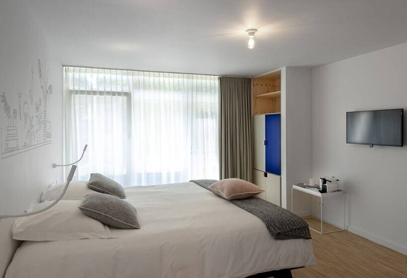 חדר משפחתי, B&b Baz