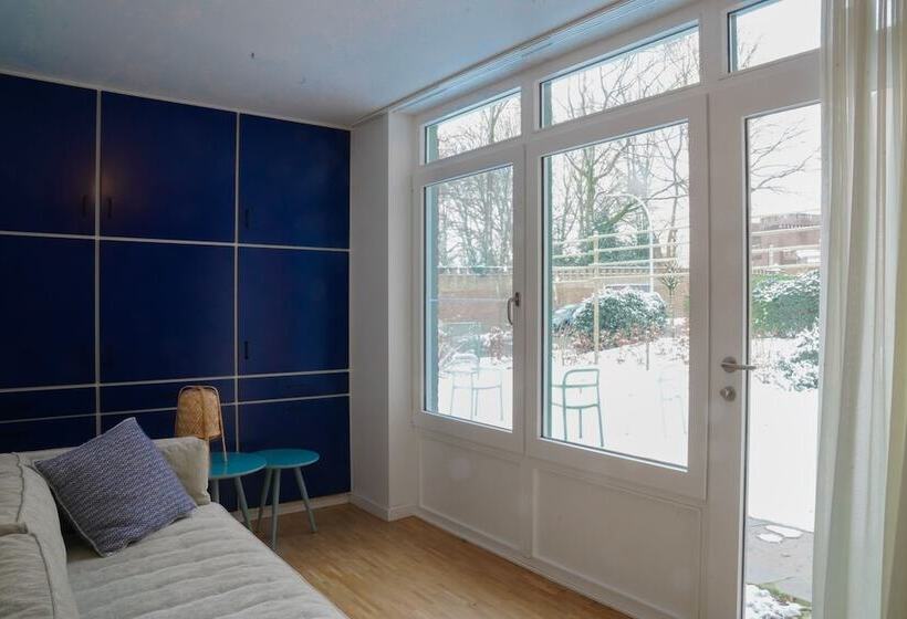 חדר משפחתי, B&b Baz