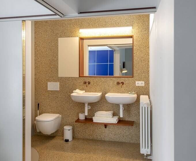 חדר משפחתי, B&b Baz