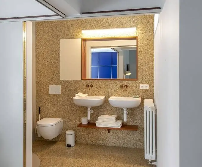 Cameră Familiară, B&b Baz
