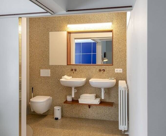 חדר משפחתי, B&b Baz