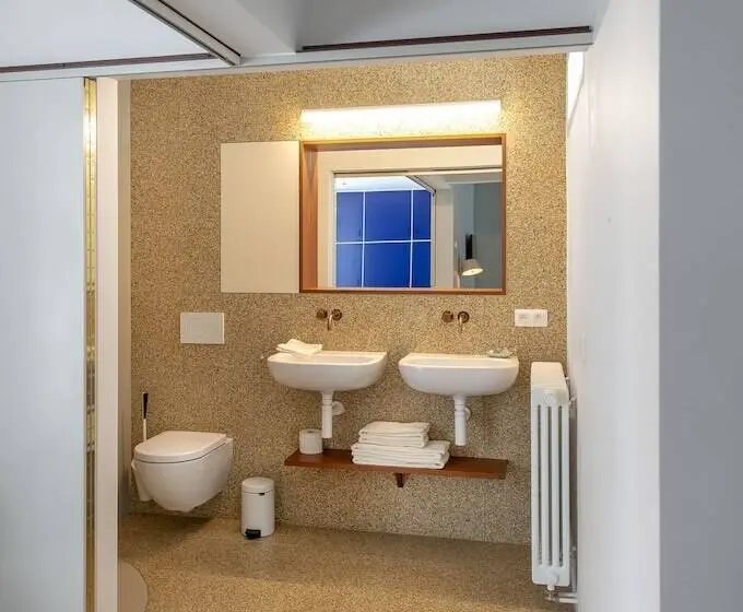 Cameră Familiară, B&b Baz
