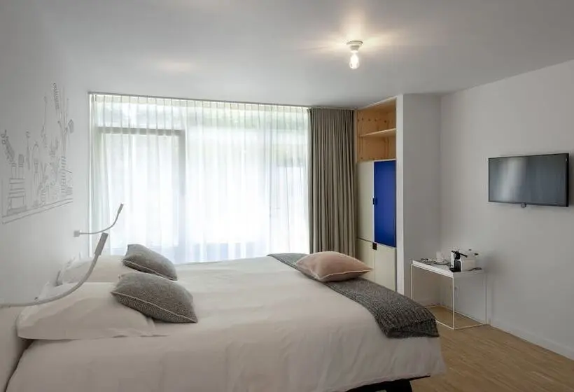 Cameră Familiară, B&b Baz