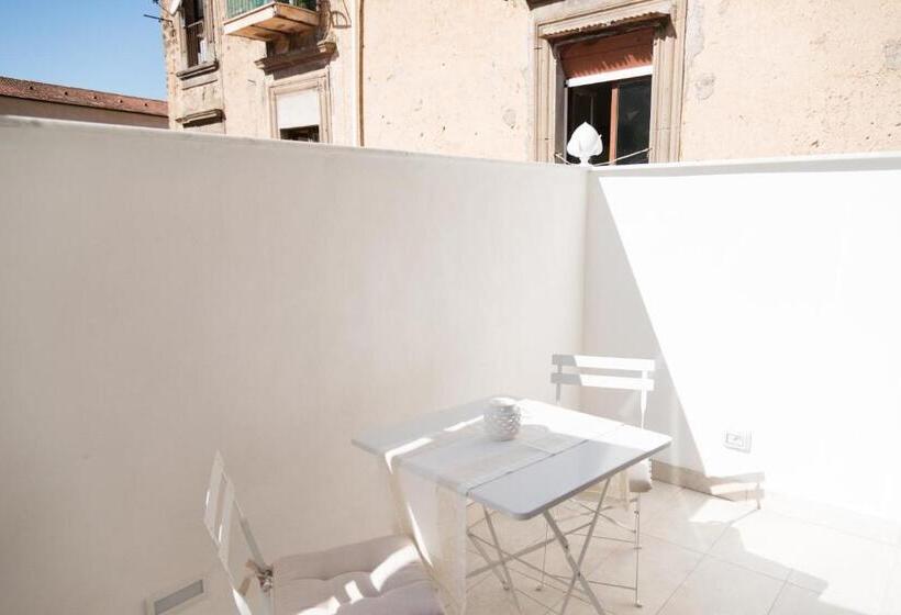 Номер Стандарт с Балконом, Sorrento Stylish Rooms