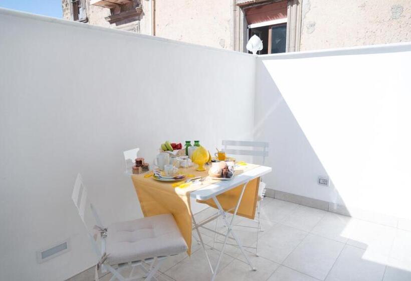 Номер Стандарт с Балконом, Sorrento Stylish Rooms