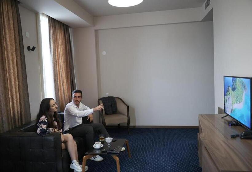 سوییت خانوادگی, Garden Palace