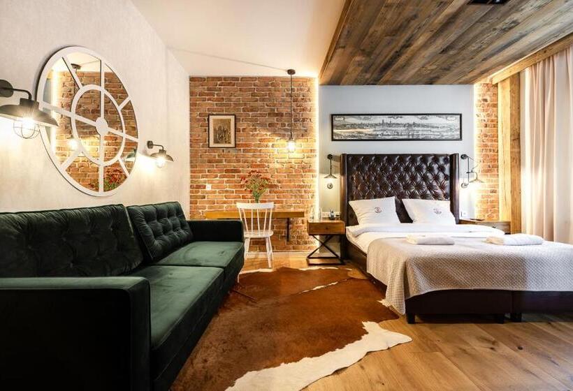 חדר משפחתי, Gotyk House