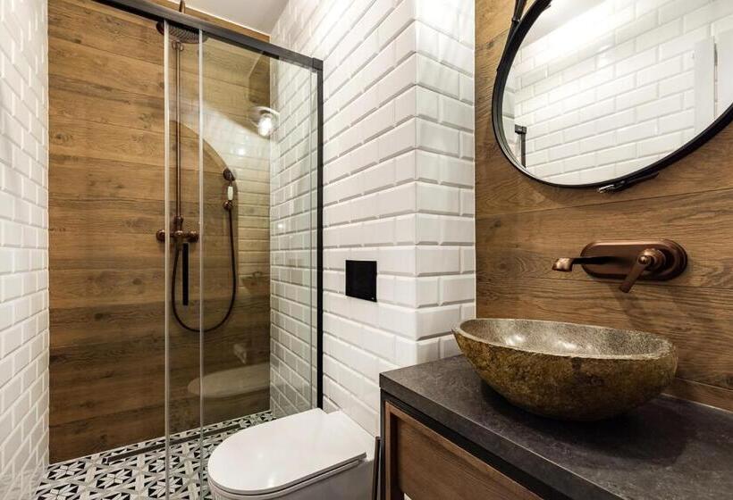 חדר משפחתי, Gotyk House