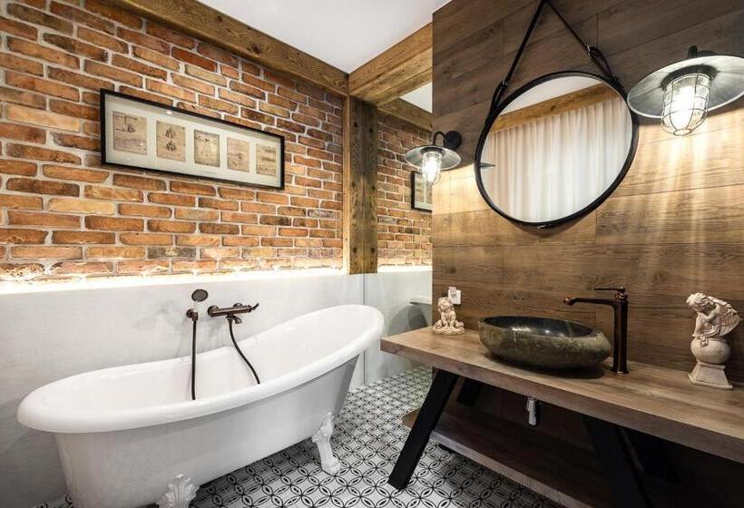 חדר משפחתי, Gotyk House