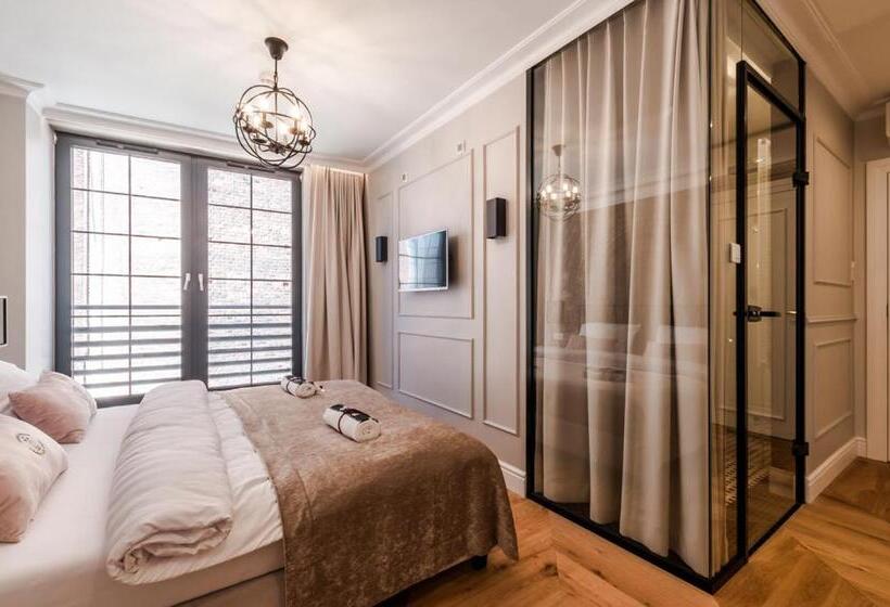 חדר דלוקס, Gotyk House