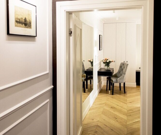 חדר דלוקס, Gotyk House