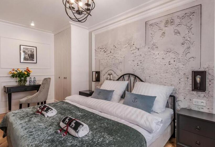 חדר דלוקס, Gotyk House