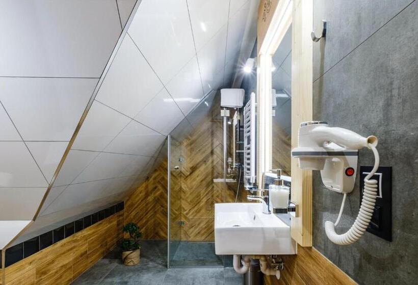 Quarto Standard Teto Inclinado, Willa U Gałów
