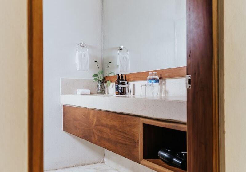 Standard Szoba King Size Bed, The Strabon Tulum