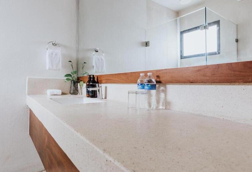 Standard Szoba King Size Bed, The Strabon Tulum