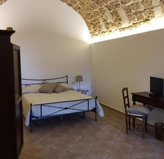 Четырехместный Номер Стандарт с Балконом, B&b Macrina