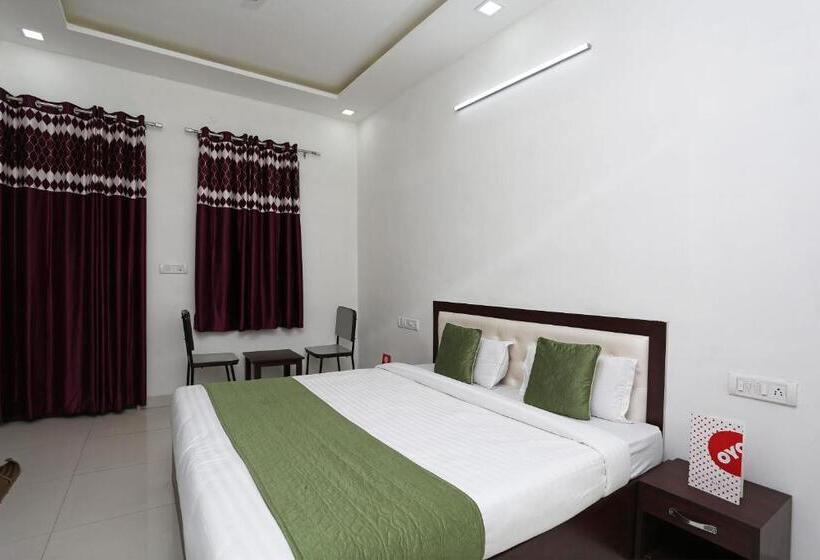 חדר קלאסי לשלושה, C D Guest House By Oyo Rooms