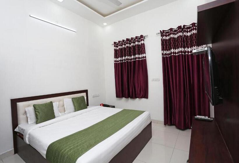 חדר קלאסי לשלושה, C D Guest House By Oyo Rooms