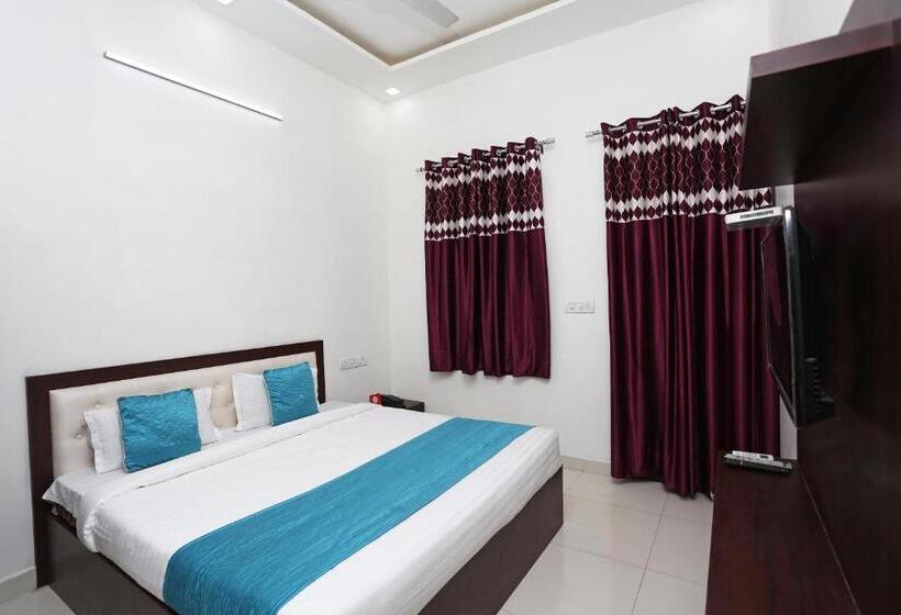 חדר קלאסי לשלושה, C D Guest House By Oyo Rooms