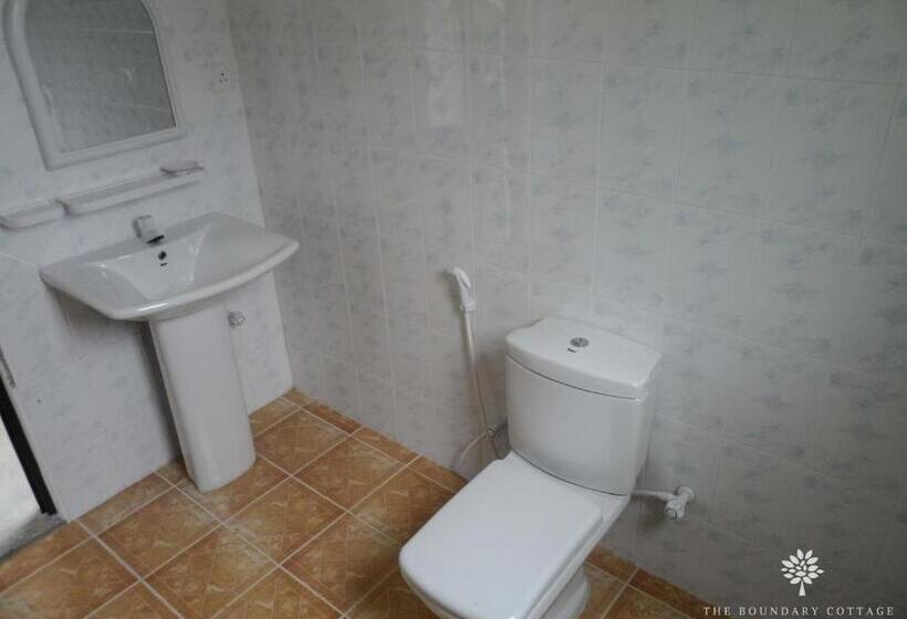 اتاق خانوادگی با چشم‌انداز باغ, The Boundary Yala