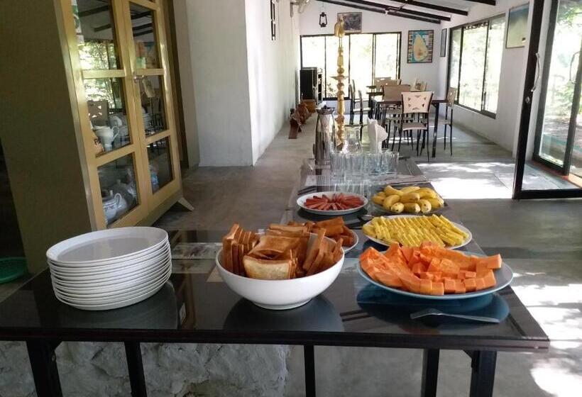 اتاق خانوادگی با چشم‌انداز باغ, The Boundary Yala