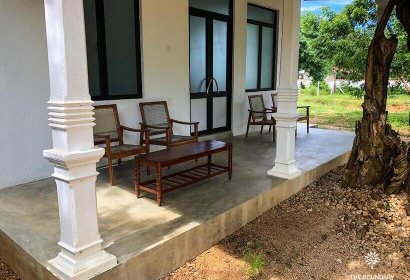 اتاق خانوادگی با چشم‌انداز باغ, The Boundary Yala