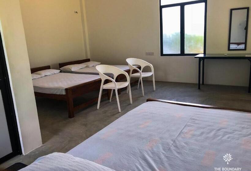 اتاق خانوادگی با چشم‌انداز باغ, The Boundary Yala