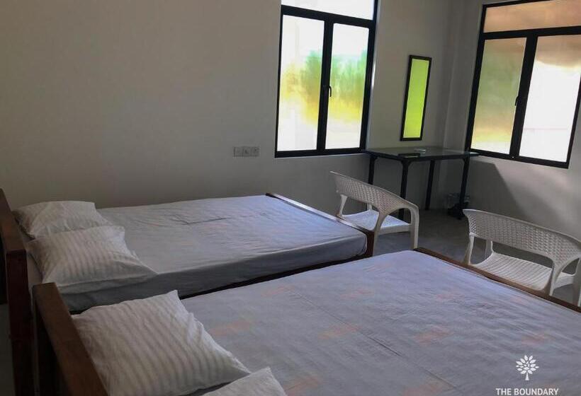 اتاق خانوادگی با چشم‌انداز باغ, The Boundary Yala