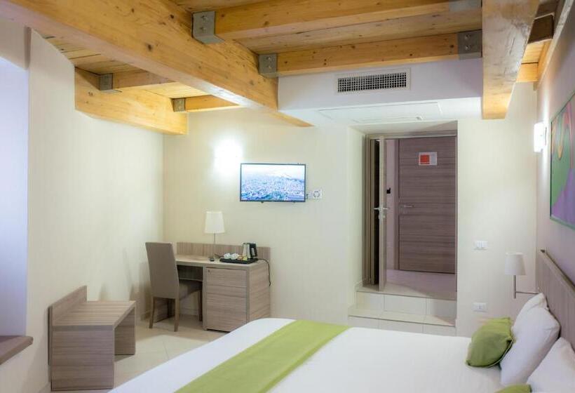 디럭스 4인 룸, Art Suite Nel Cuore Di Napoli