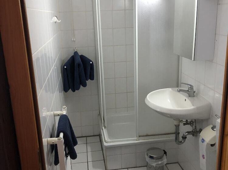 标准间, Riverside Inn