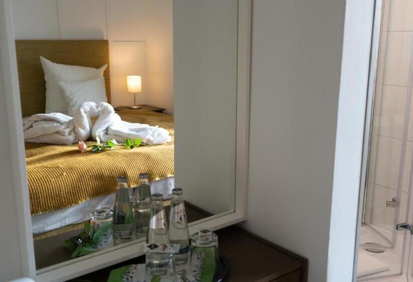 标准间, Riverside Inn