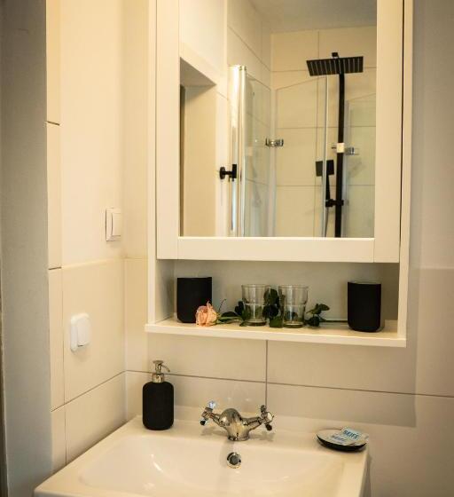 标准间, Riverside Inn