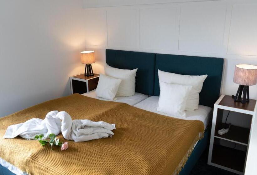 标准单人间, Riverside Inn