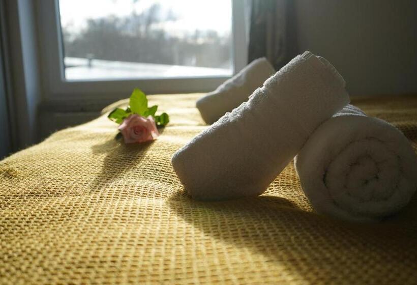 标准单人间, Riverside Inn