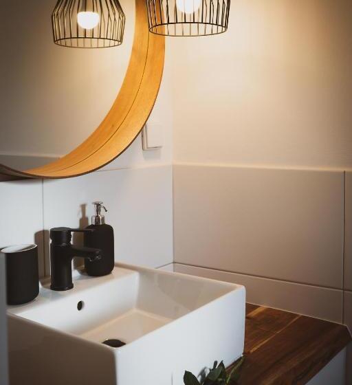 标准单人间, Riverside Inn