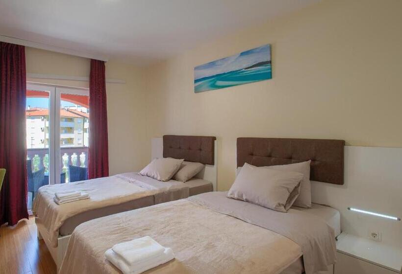 غرفة ديلوكس, Livadic