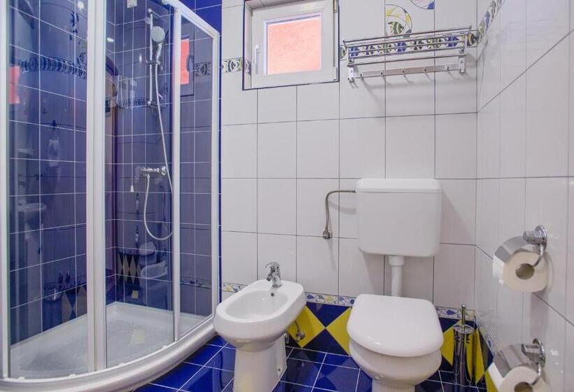 דירת חדר נוף לים, Livadic