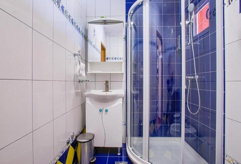 דירת חדר נוף לים, Livadic