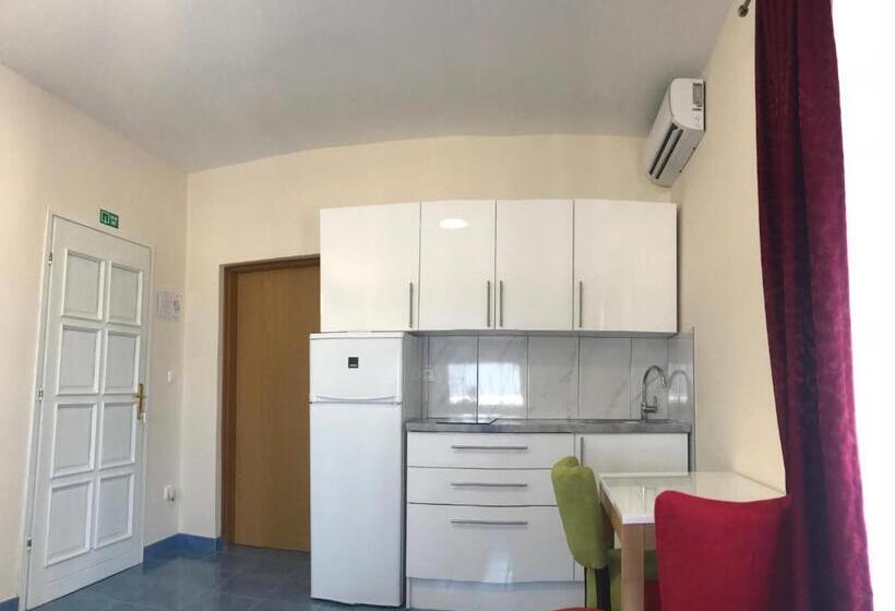 דירת חדר נוף לים, Livadic