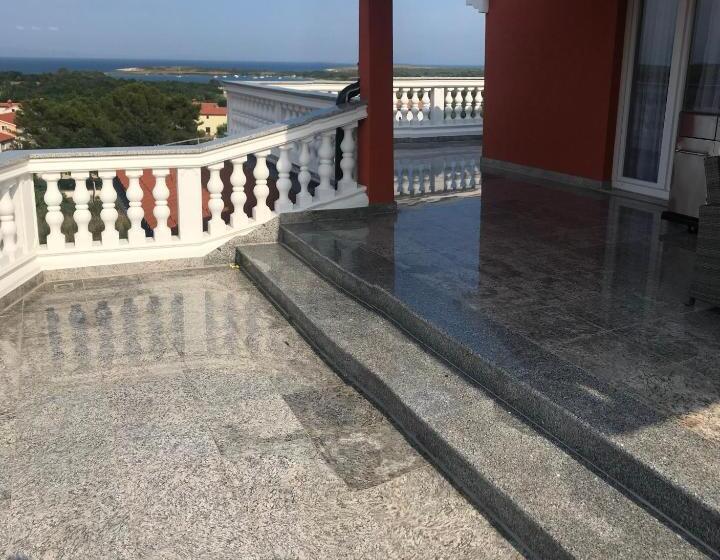 דירת חדר נוף לים, Livadic