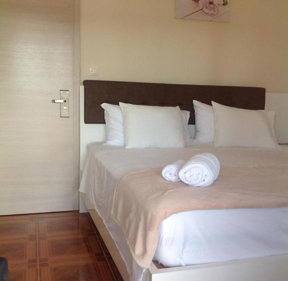 חדר משפחתי צדדי נוף לים, Livadic