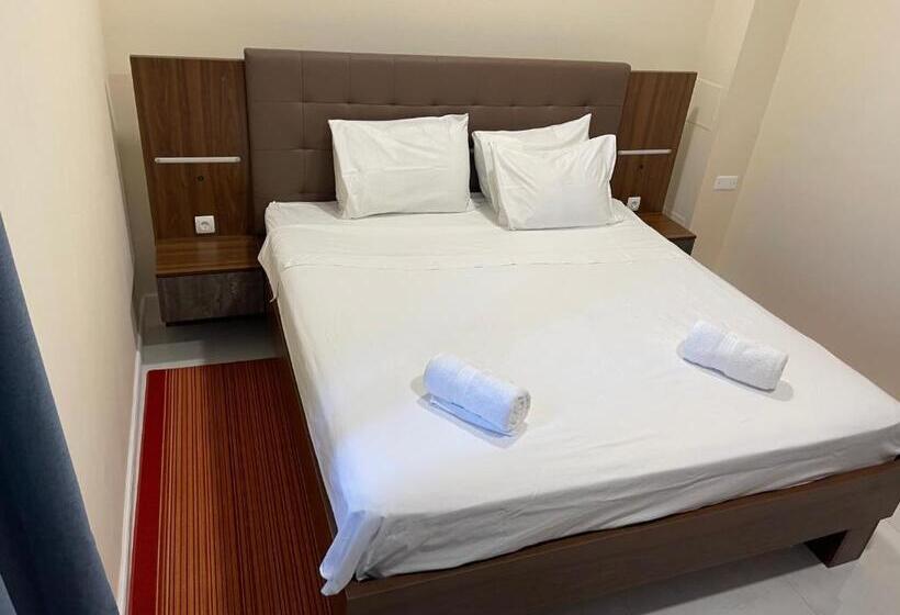 דירת חדר בקומת קרקע, Livadic