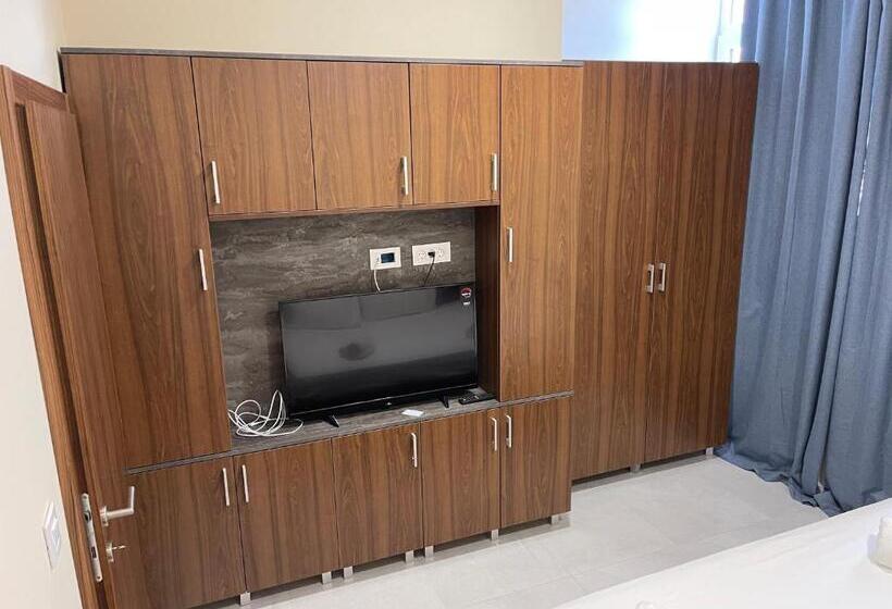 דירת חדר בקומת קרקע, Livadic