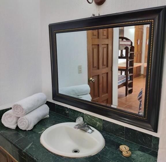 اتاق خانوادگی, Perla Maya