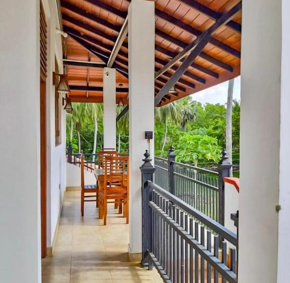 اتاق لوکس سه تخته, Marathona Tourist Resort   Anuradhapura