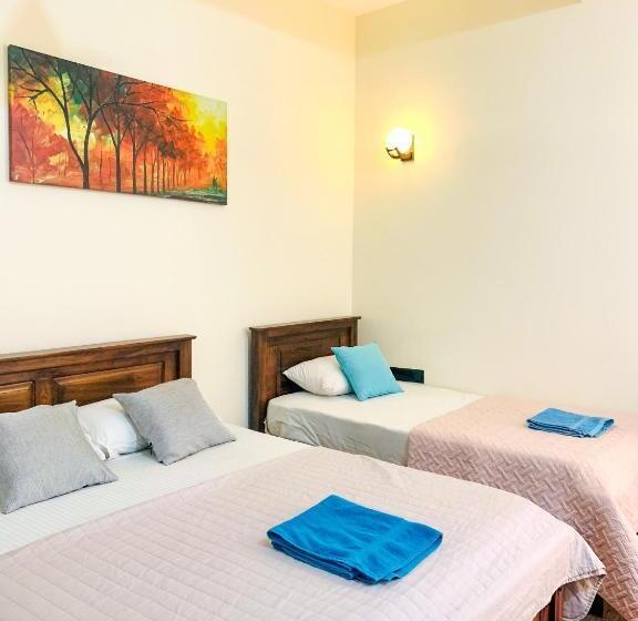 اتاق لوکس سه تخته, Marathona Tourist Resort   Anuradhapura