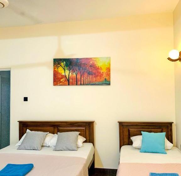 اتاق لوکس سه تخته, Marathona Tourist Resort   Anuradhapura