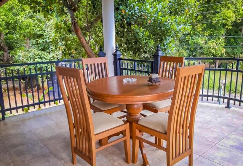 اتاق لوکس سه تخته, Marathona Tourist Resort   Anuradhapura