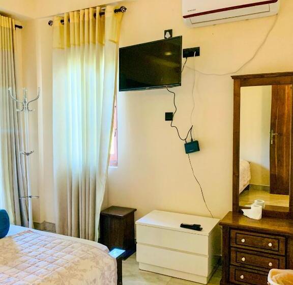 اتاق لوکس سه تخته, Marathona Tourist Resort   Anuradhapura