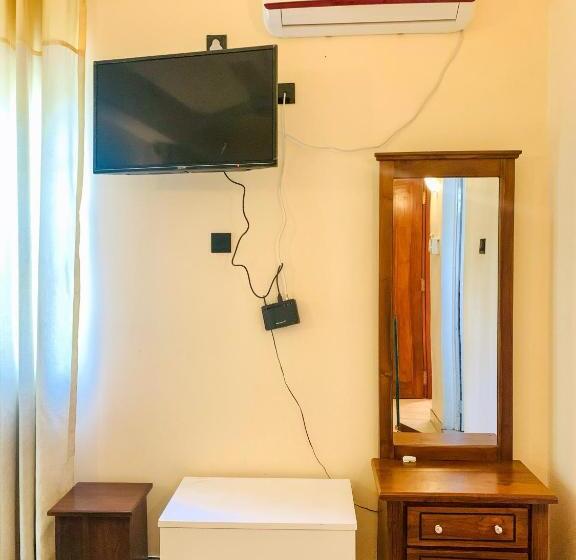 اتاق لوکس سه تخته, Marathona Tourist Resort   Anuradhapura